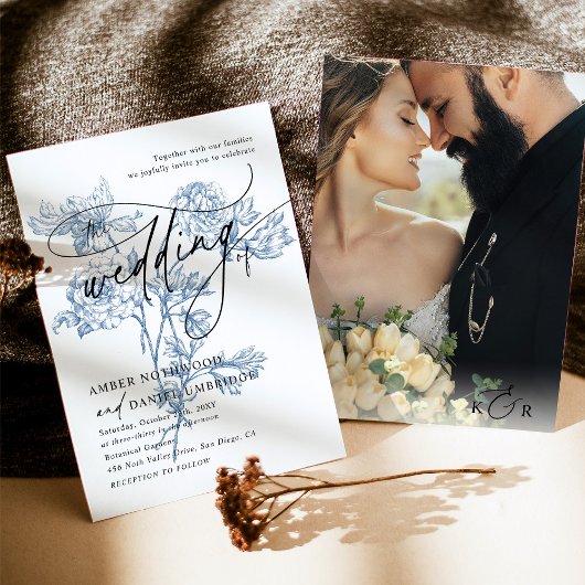 Modernes Script Foto Blue Floral Wedding Einladung