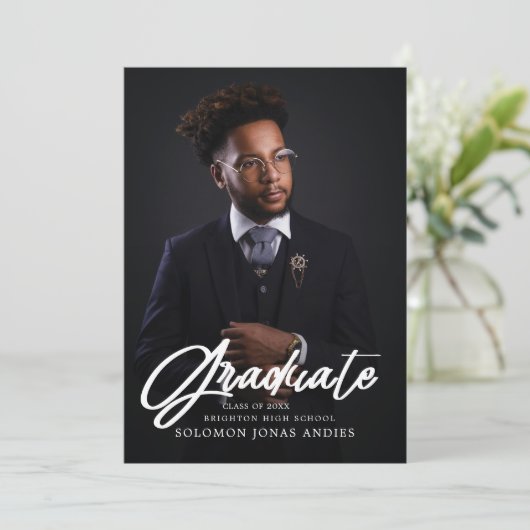 Modernes Script Foto High School Abschluss Ankündigung (Stehend Vorderseite)