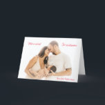 Modernes Script-Foto Minimalistisch Weihnachten<br><div class="desc">Moderne Weihnachtskarte im Foto mit einem schlichten und minimalen Design mit "Frostster Weihnachten" in Rot,  über Ihrem Lieblingsfoto. Die Vorlage enthält ein Farbverlaufsüberlagerungen oben und unten,  um den Text vom Bild abzuheben und im Entwurfsbearbeitungsprogramm zu entfernen. Die Innenseite hat eine drei Bild-Foto-Collage zusammen mit Ihrer personalisierten Nachricht.</div>