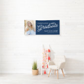 Modernes Script Foto Navy Blue Abschluss Banner (Insitu)