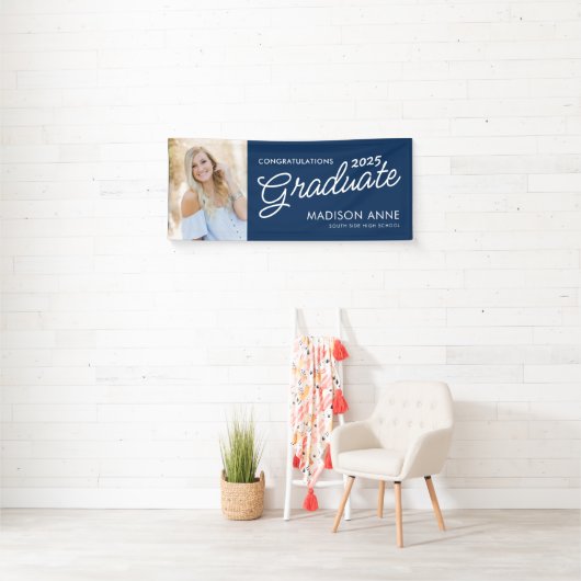 Modernes Script Foto Navy Blue Abschluss Banner (Insitu)
