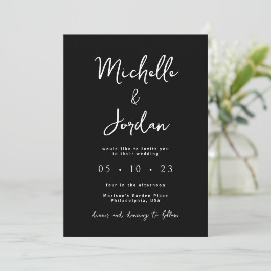 Modernes Script Foto QR Code Black Wedding Einladung (Stehend Vorderseite)