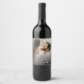 Modernes Script Foto Schwarz & Weiß Hochzeit Weinetikett (Vorderseite)