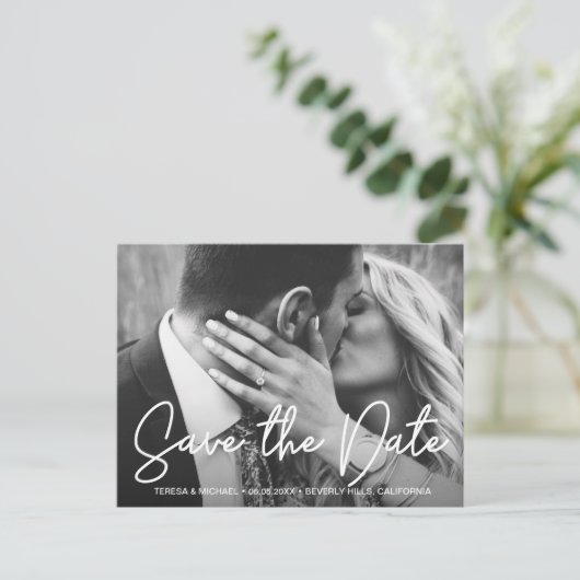 Modernes Script-Foto-Verlobung Save the Date Postkarte (Stehend Vorderseite)