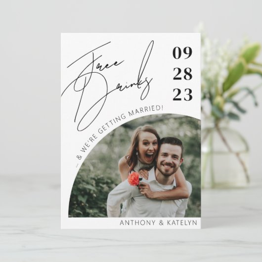 Modernes Script Funny Free Drinks Hochzeitsfest Fo Save The Date (Stehend Vorderseite)