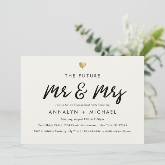 Modernes Script Gold Future Mr. und Mrs. Verlobung Einladung (Stehend Vorderseite)