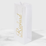 Modernes Script Gold Personalisierter Trauzeuge Geschenktüte Für Weinflaschen<br><div class="desc">Moderne Gold Personalisierte Trauzeuge Geschenke mit dem Namen des personalisierten Trauzeugen in modernem, goldenen Drehbuch Schriftart Stil mit Titel und Hochzeitstag in modernen Sans Serif Schriftart Stil. Auch perfekt für Trauzeuge, Brautvater, Brautjungfrau, Trauzeugin, Brautmutter und mehr. Bitte beachten Sie: Die Details der Folie werden im Kunstwerk simuliert. Bei der Herstellung...</div>