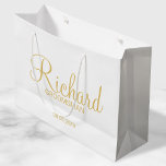 Modernes Script Gold Personalisierter Trauzeuge Große Geschenktüte<br><div class="desc">Moderne Gold Personalisierte Trauzeuge Geschenke mit dem Namen des personalisierten Trauzeugen in modernem, goldenen Drehbuch Schriftart Stil mit Titel und Hochzeitstag in modernen Sans Serif Schriftart Stil. Auch perfekt für Trauzeuge, Brautvater, Brautjungfrau, Trauzeugin, Brautmutter und mehr. Bitte beachten Sie: Die Details der Folie werden im Kunstwerk simuliert. Bei der Herstellung...</div>