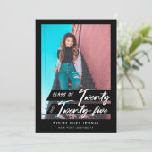 Modernes Script-Graduate 24 Foto Einladung (Stehend Vorderseite)