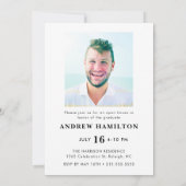 Modernes Script Graduate 2 Foto Abschluss Cool Einladung (Rückseite)