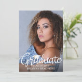 Modernes Script Graduate 5 Foto Ankündigung (Stehend Vorderseite)