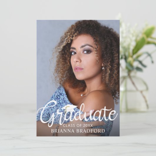 Modernes Script Graduate 5 Foto Ankündigung (Stehend Vorderseite)