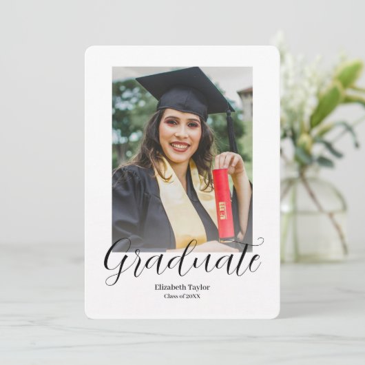Modernes Script Graduate Einfaches Foto Abschluss Ankündigung (Stehend Vorderseite)