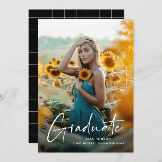 Modernes Script Graduate Einfaches Foto Abschluss Ankündigung (Vorne/Hinten)