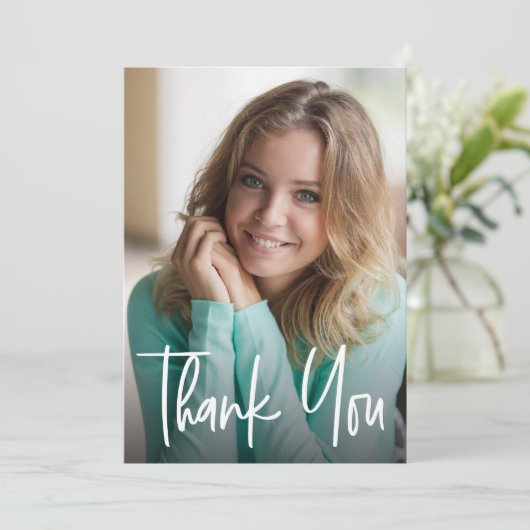 Modernes Script Graduate Einfaches Foto Abschluss Dankeskarte (Stehend Vorderseite)
