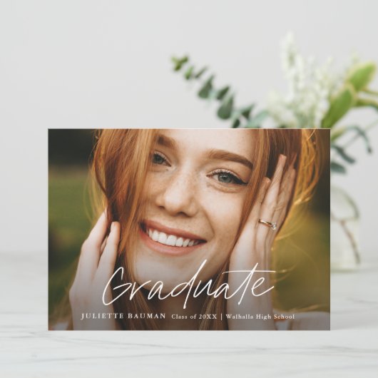 Modernes Script Graduate Einfaches Foto Abschluss Einladung (Stehend Vorderseite)