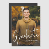 Modernes Script Graduate Einfaches Foto Abschluss Magneteinladung (Vorne/Hinten)