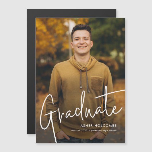 Modernes Script Graduate Einfaches Foto Abschluss Magneteinladung (Vorne/Hinten)
