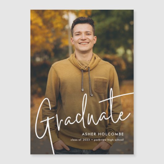 Modernes Script Graduate Einfaches Foto Abschluss Magneteinladung (Vorderseite)