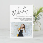 Modernes Script Graduate Foto Einladung (Stehend Vorderseite)