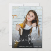 Modernes Script Graduate Foto Einladung (Rückseite)