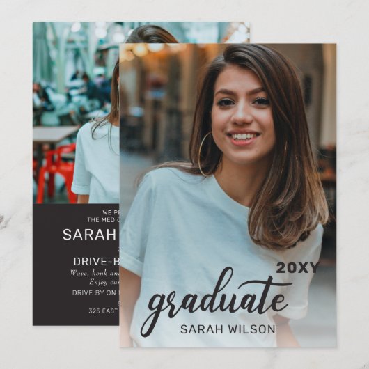 Modernes Script Graduate mit zwei Fotos Einladung (Vorne/Hinten)
