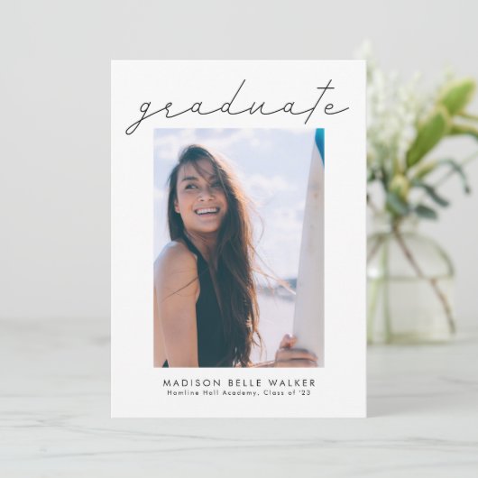 Modernes Script Graduation Party Foto Einladung (Stehend Vorderseite)