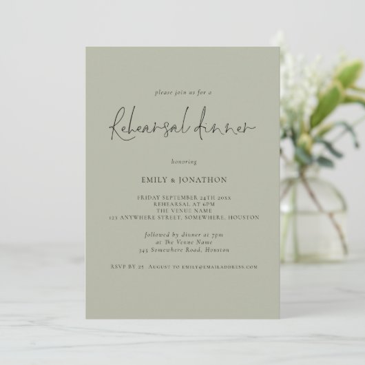 Modernes Script Hochzeit Probe Dinner Light Sage Einladung (Stehend Vorderseite)