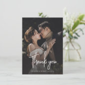 Modernes Script Hochzeitspaare Foto Dankeskarte (Stehend Vorderseite)