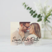 Modernes Script-Hochzeitsskript-Foto Rette unser D Ankündigungspostkarte (Stehend Vorderseite)