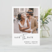 Modernes Script-Hochzeitsskripte-Foto Save The Date (Stehend Vorderseite)