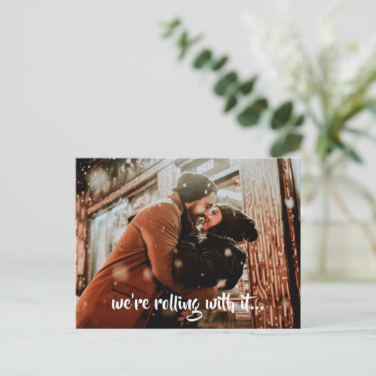 Modernes Script-Hochzeitsstift Save the Date Ankündigungspostkarte (Stehend Vorderseite)