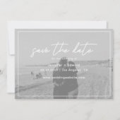 Modernes Script-Hochzeitsszitat-Foto Save The Date (Vorderseite)