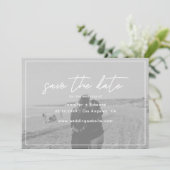 Modernes Script-Hochzeitsszitat-Foto Save The Date (Stehend Vorderseite)
