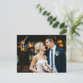 Modernes Script Hochzeitstag Foto Danke Karte (Stehend Vorderseite)