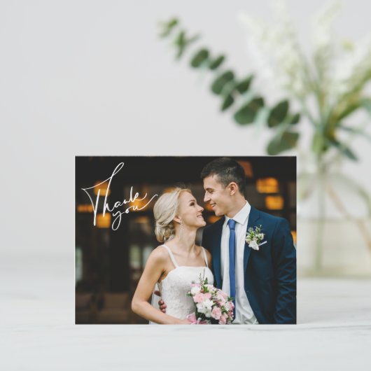 Modernes Script Hochzeitstag Foto Danke Karte (Stehend Vorderseite)