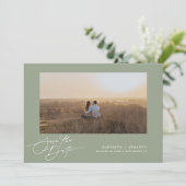 Modernes Script-Hochzeitungs-Website-Foto Save The Date (Stehend Vorderseite)