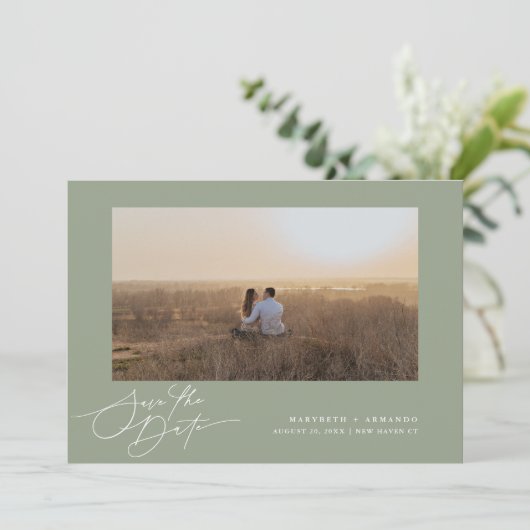 Modernes Script-Hochzeitungs-Website-Foto Save The Date (Stehend Vorderseite)