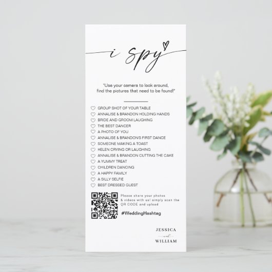 Modernes Script I spy Hochzeitsspiel Empfang Foto Menükarte (Stehend Vorderseite)