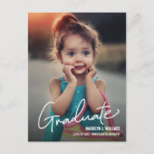 Modernes Script Kindergarten Girl Graduate Foto Ankündigungspostkarte (Vorderseite)