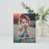 Modernes Script Kindergarten Girl Graduate Foto Ankündigungspostkarte (Stehend Vorderseite)