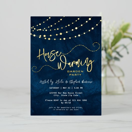 Modernes Script Light String Housewarming Party Go Folieneinladung (Stehend vorne)