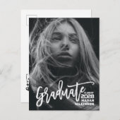 Modernes Script Minimalistisch Full Foto Abschluss Einladungspostkarte (Vorne/Hinten)