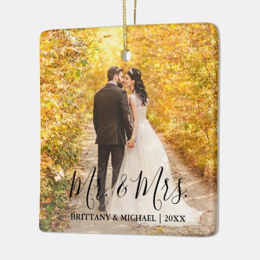 Modernes Script Mr. & Mrs. Wedding Foto Keramikornament (Links)