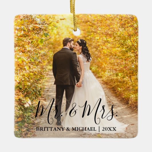 Modernes Script Mr. & Mrs. Wedding Foto Keramikornament (Vorderseite)