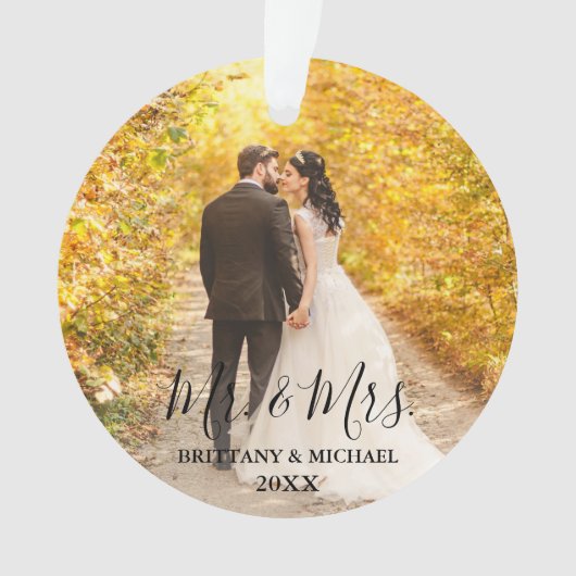 Modernes Script Mr. & Mrs. Wedding Foto Ornament (Vorderseite)