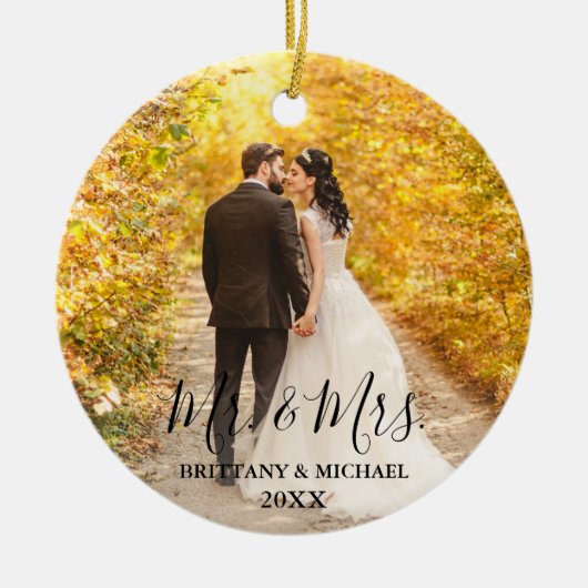 Modernes Script Mr. & Mrs. Wedding Foto Round Keramik Ornament (Vorne)