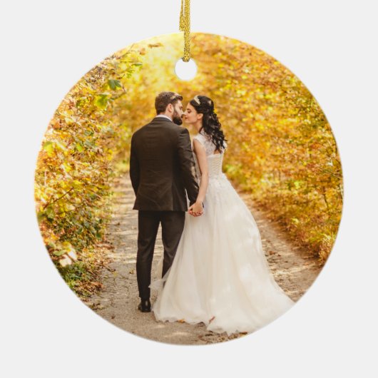 Modernes Script Mr. & Mrs. Wedding Foto Round Keramik Ornament (Hinten)