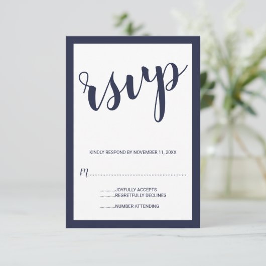 Modernes Script Navy Blue Wedding RSVP (Stehend Vorderseite)