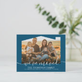 Modernes Script Navy Blue Wir haben Foto bewegt Ankündigungspostkarte (Stehend Vorderseite)